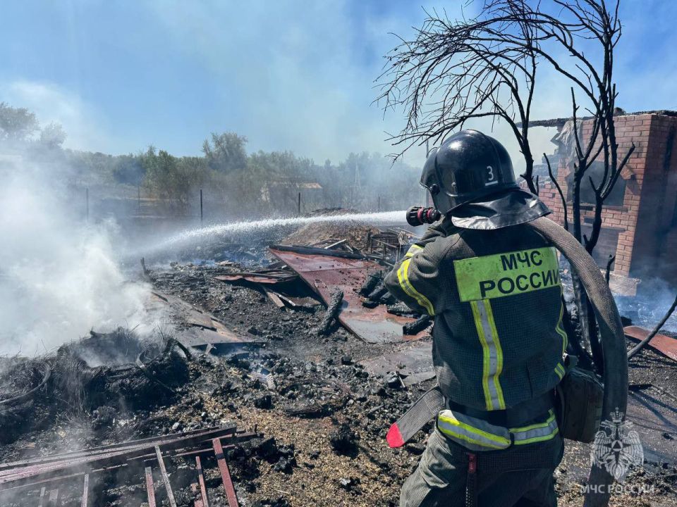 В 14:00 пожарные МЧС потушили пожар в садовом товариществе на Северной стороне