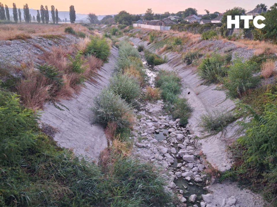 #нам_пишут. «С Бельбеком – печаль, совсем высох... Немного до моста есть водичка, но из-за нечищеного русла и наносов под мостом (остались ещё с наводнения 2020) поток пробиться не может. По-хорошему, пока сушь, русло реки...