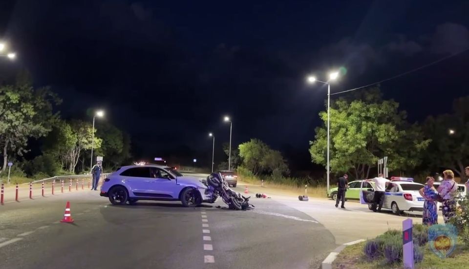 Под Севастополем столкнулись легковушка и мотоцикл