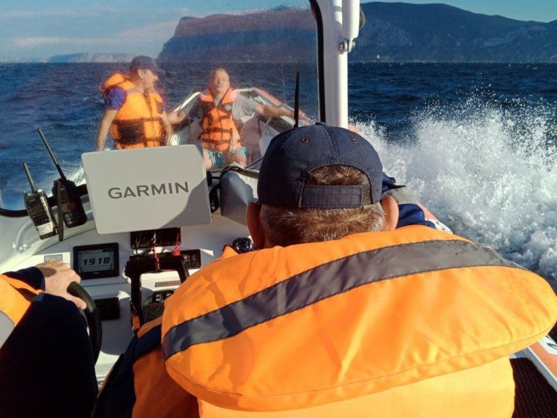 Севастопольские спасатели эвакуировали мужчину, которого унесло течением в бухте Ласпи
