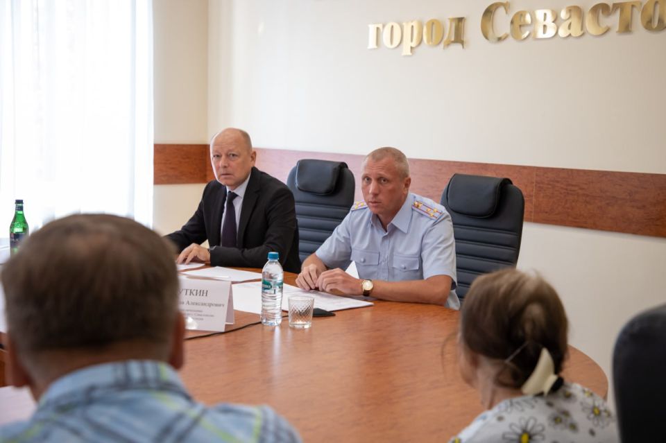 Врио начальника УМВД России по г. Севастополю полковник полиции Владислав Уткин провёл личный приём граждан Врио начальника УМВД России по г. Севастополю полковник полиции Владислав Уткин провёл личный приём граждан