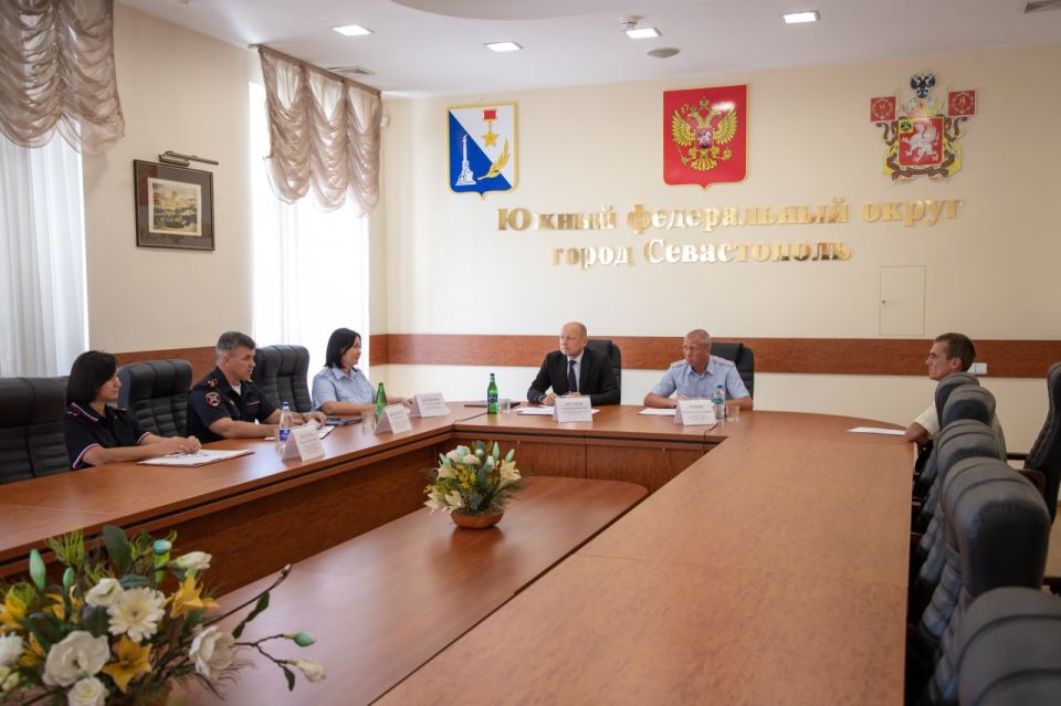 Врио начальника УМВД России по г. Севастополю полковник полиции Владислав Уткин провёл личный приём граждан Врио начальника УМВД России по г. Севастополю полковник полиции Владислав Уткин провёл личный приём граждан