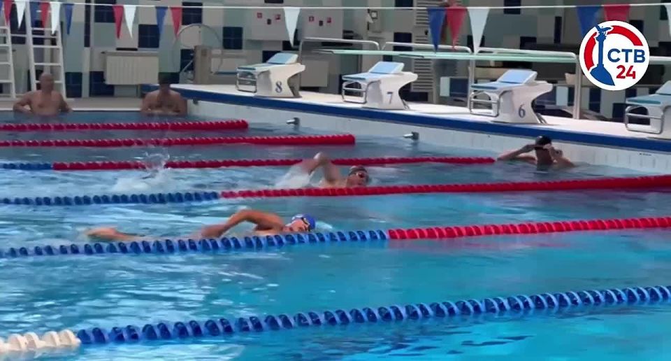 Во дворце водных видов спорта проходят соревнования по плаванию среди сотрудников МЧС Южного федерального округа