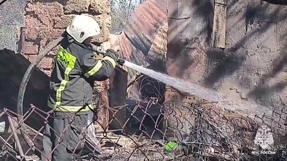 В Крыму спасатели защитили жилые дома от огня – локализован пожар на 12 га