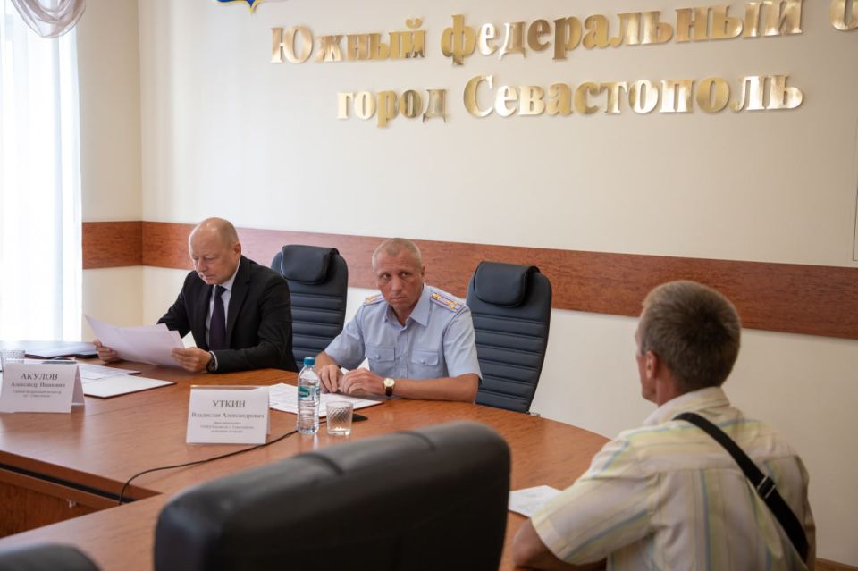 Врио начальника УМВД России по г. Севастополю полковник полиции Владислав Уткин провёл личный приём граждан Врио начальника УМВД России по г. Севастополю полковник полиции Владислав Уткин провёл личный приём граждан