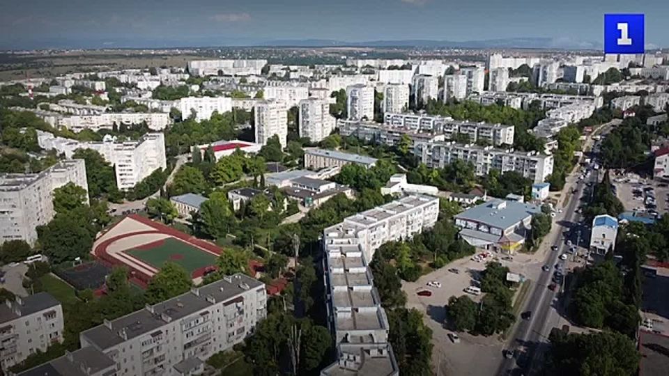 Губернатор Севастополя поручил разобраться с ситуацией на ул. Маршала Геловани, где рабочие залили корни деревьев бетоном