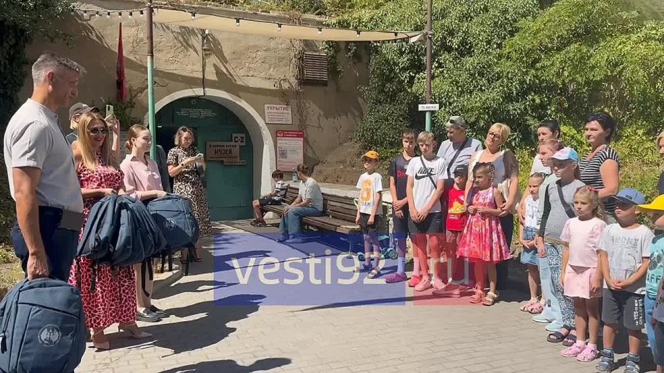 Комиссия по делам несовершеннолетних и защите прав вручили 18 будущим первоклассникам портфели, канцелярские принадлежности и футболки