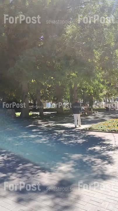 Первый признак тихонько приближающейся осени: в центре Севастополя зачехляют лотки с мороженым