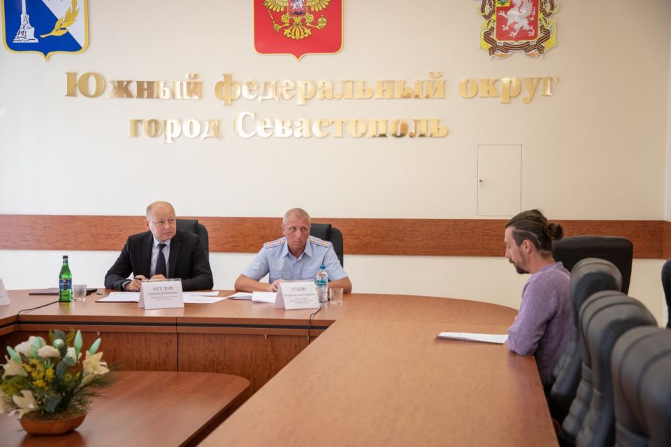 Врио начальника УМВД России по г. Севастополю полковник полиции Владислав Уткин провёл личный приём граждан Врио начальника УМВД России по г. Севастополю полковник полиции Владислав Уткин провёл личный приём граждан