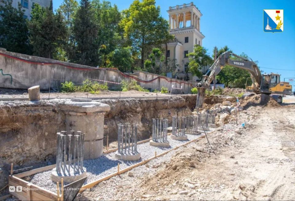 На улице Адмирала Октябрьского идет капитальный ремонт подпорных стен