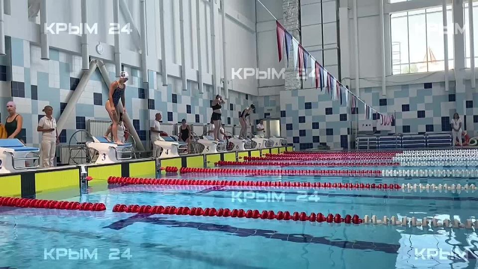 Соревнования по плаванию среди сотрудников МЧС России Южного федерального округа проходят в Севастополе