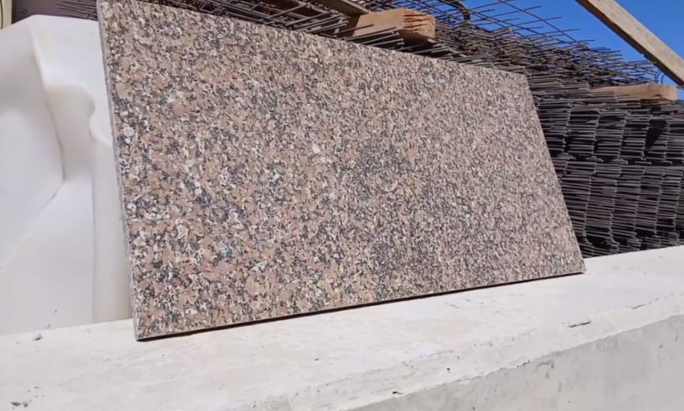 Для отделки подпорных стен на улице Адмирала Октябрьского будет использоваться гранит из Султаевского карьера Челябинской области