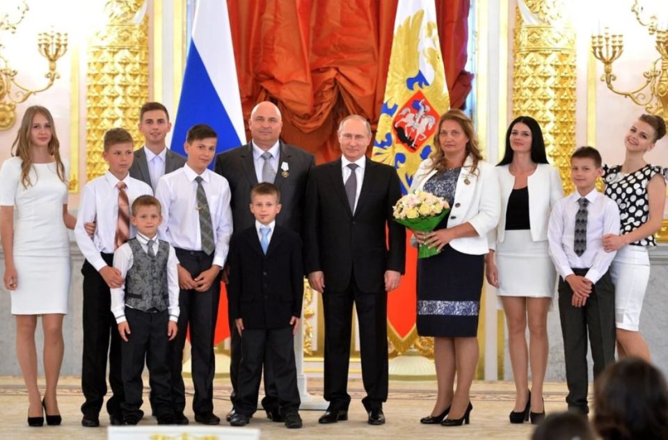 «Дети у нас выросли добрыми, отзывчивыми и заботливыми людьми»: многодетная мама из Севастополя поделилась секретами успешного воспитания