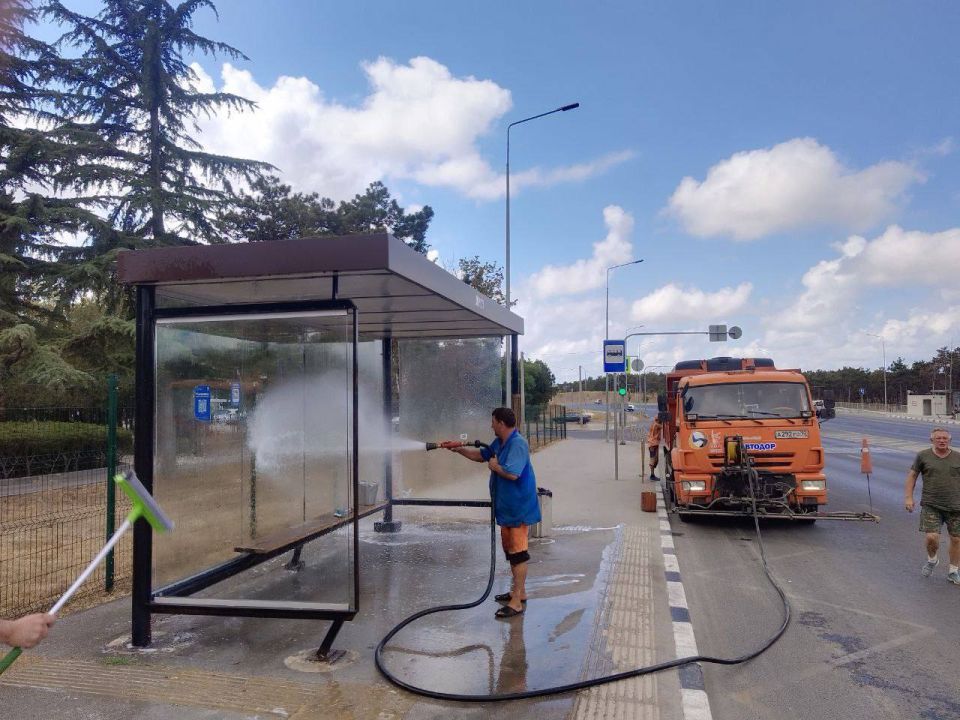 Каждый день Севавтодор очищает остановки общественного транспорта