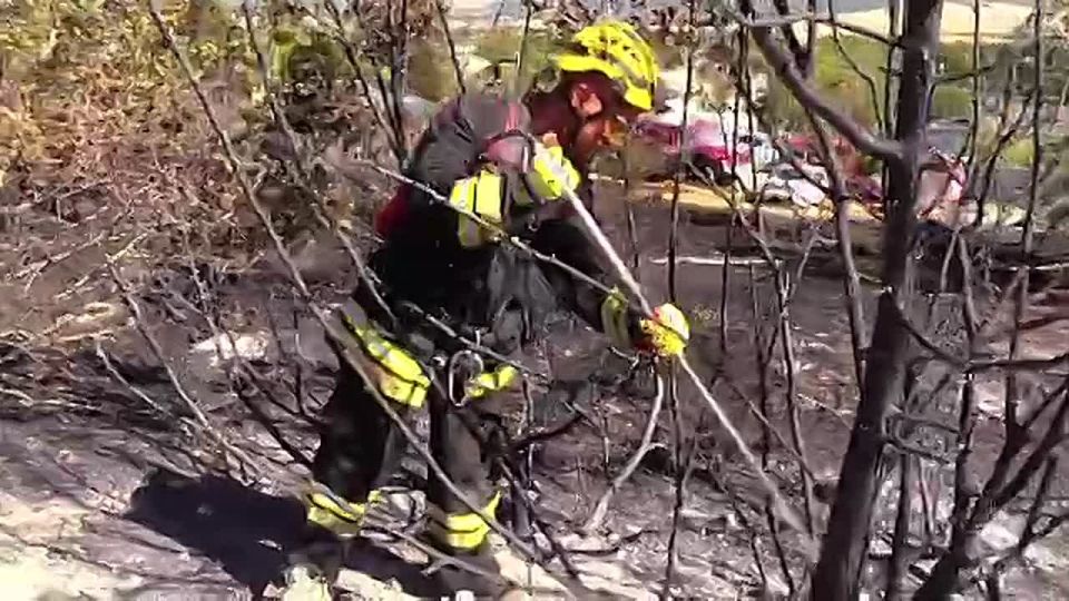 Кадрами тушения пожара в районе Сахарной Головки поделились севастопольские спасатели