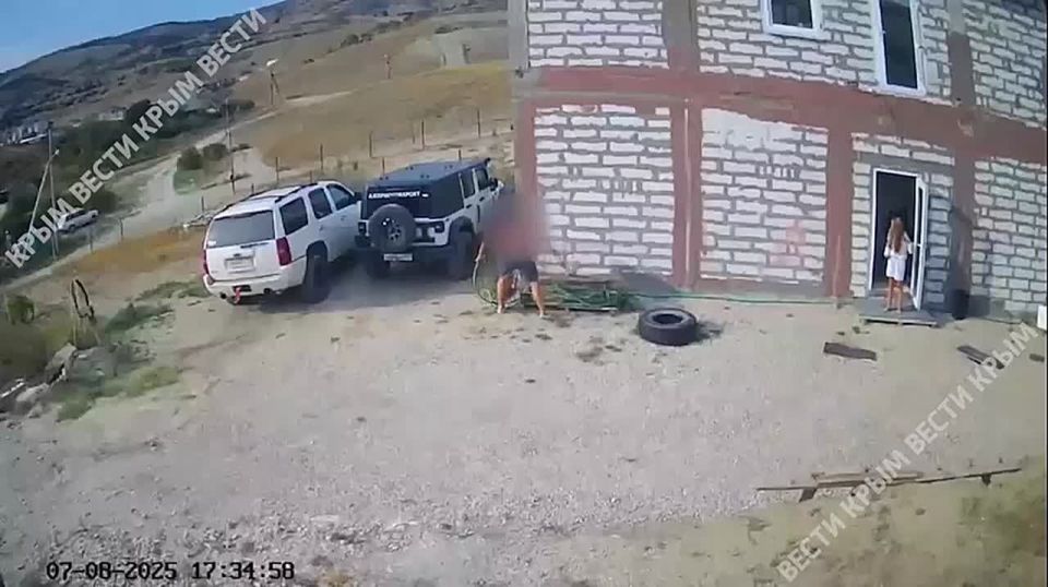 Пытался тушить огонь садовым шлангом и ведрами, но не вышло: Эксклюзивные кадры начала пожара в СНТ в Крыму