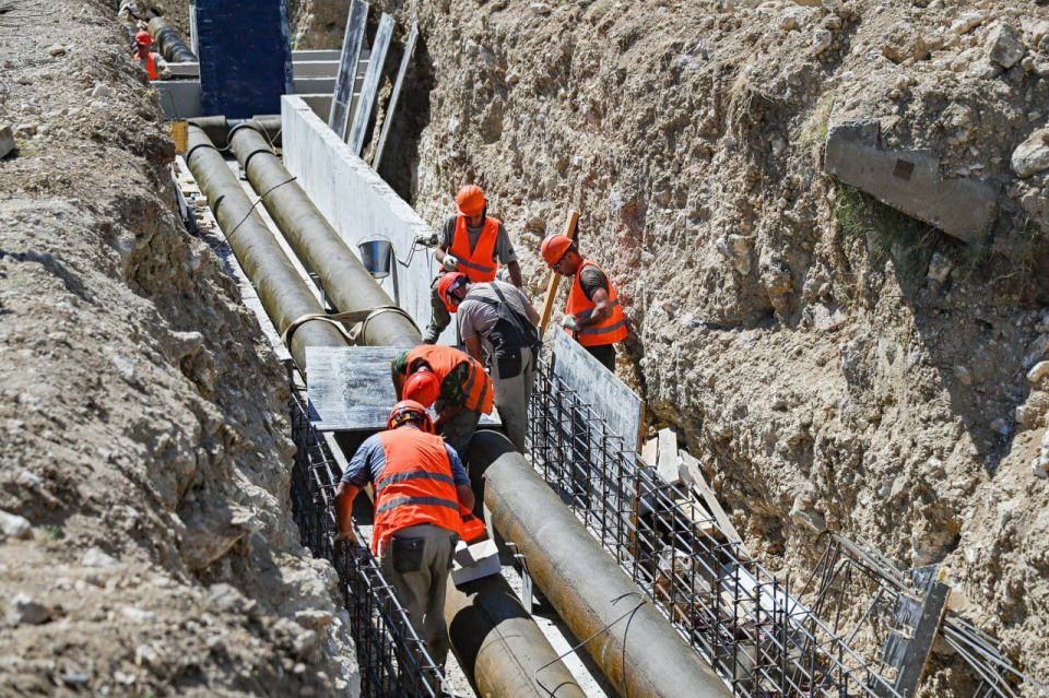 Работы по реконструкции тепловой сети от котельной на улице Маршала Геловани до тепловой камеры, расположенной на этой же улице, выполнены на 40%.