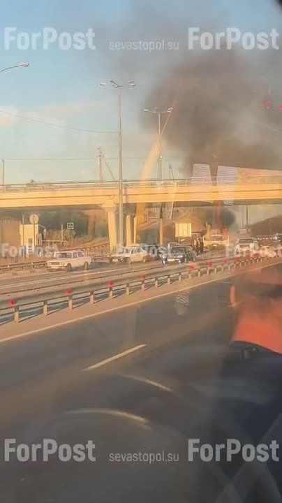 В «газели», полыхавшей накануне под мостом в Севастополе, был баллон с газом