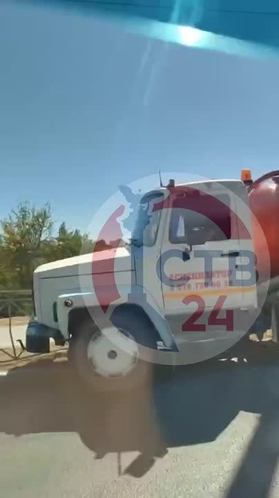 На улице Дмитрия Ульянова машина-ассенизатор врезалась дорожное ограждение