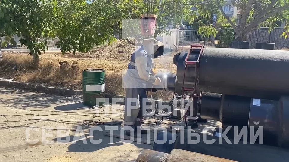 Капремонт теплосетей «Севтеплоэнерго» идёт на территории школы №4 на ул. Геловани