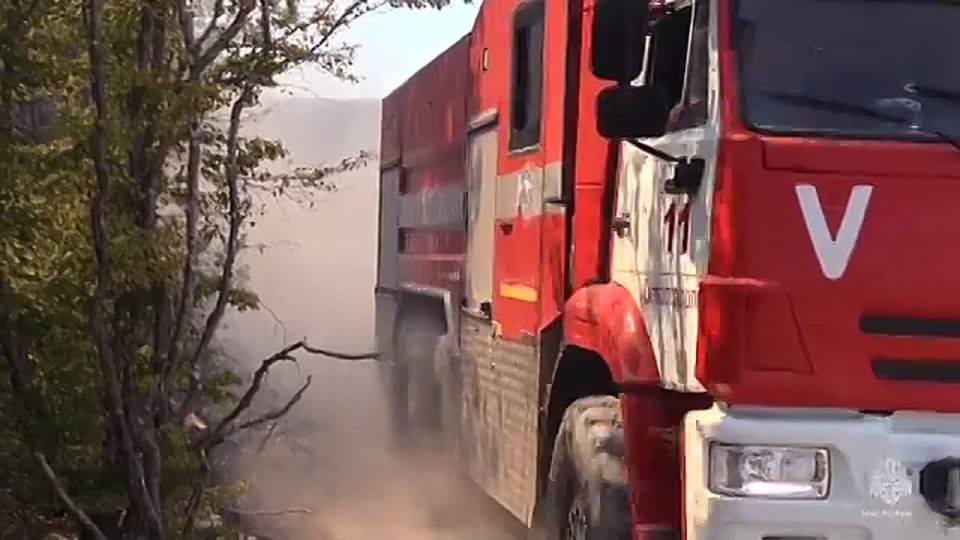 Вертолёт МЧС участвовал в тушении пожара у посёлка Сахарная головка