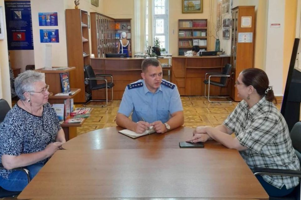 В консультационном пункте на базе Центральной городской библиотеки им. Л.Н. Толстого состоялся ежемесячный правовой час, организованный прокуратурой города Севастополя