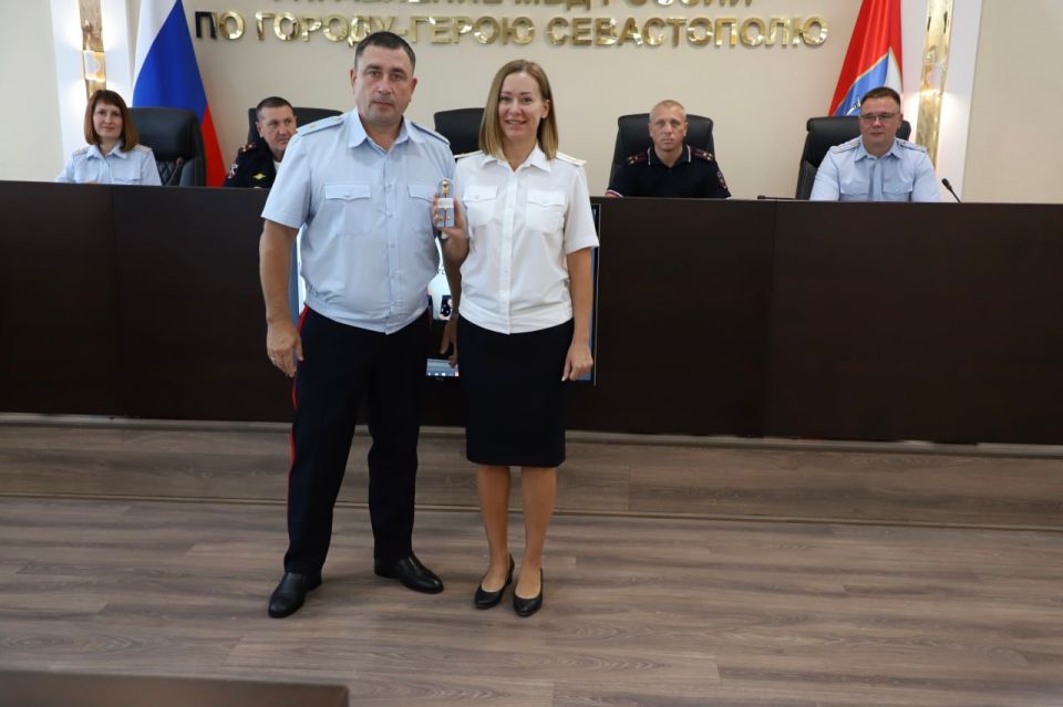 Начальник УМВД России по г.Севастополю генерал-майор полиции Сергей Сигунов вручил новые погоны сотрудникам ОВД, получившим первые и очередные специальные звания Начальник УМВД России по г.Севастополю генерал-майор полиции Сергей Сигунов вручил новые погоны сотрудникам ОВД, получившим первые и очередные специальные звания
