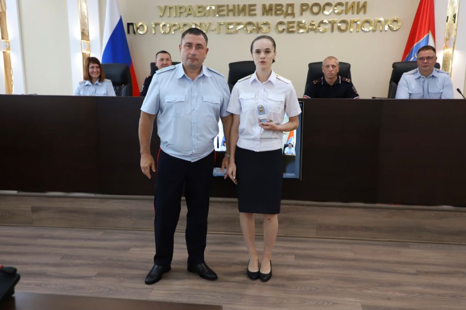 Начальник УМВД России по г.Севастополю генерал-майор полиции Сергей Сигунов вручил новые погоны сотрудникам ОВД, получившим первые и очередные специальные звания Начальник УМВД России по г.Севастополю генерал-майор полиции Сергей Сигунов вручил новые погоны сотрудникам ОВД, получившим первые и очередные специальные звания