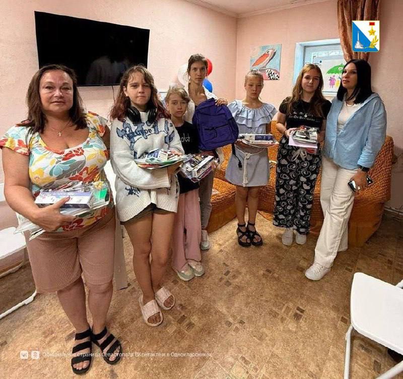 Бизнес — детям. В рамках акции «Мой бизнес помогает» севастопольские предприниматели подарили канцтовары детям из Центра социальной помощи семье и детям