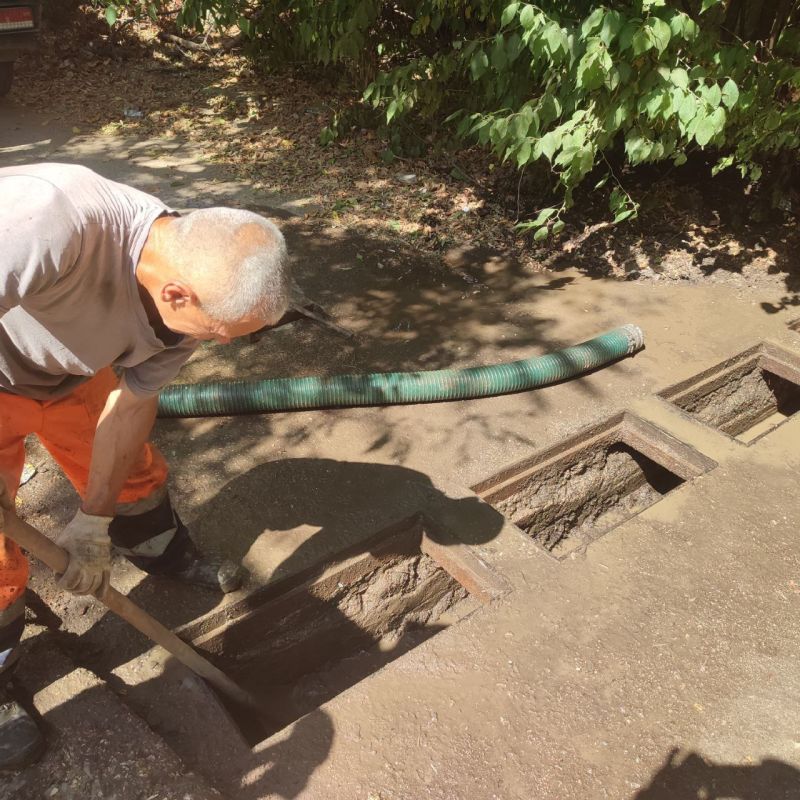 Сегодня специалисты "Водоканала" провели профилактический осмотр и прочистку дождеприемного колодца на улице Истомина