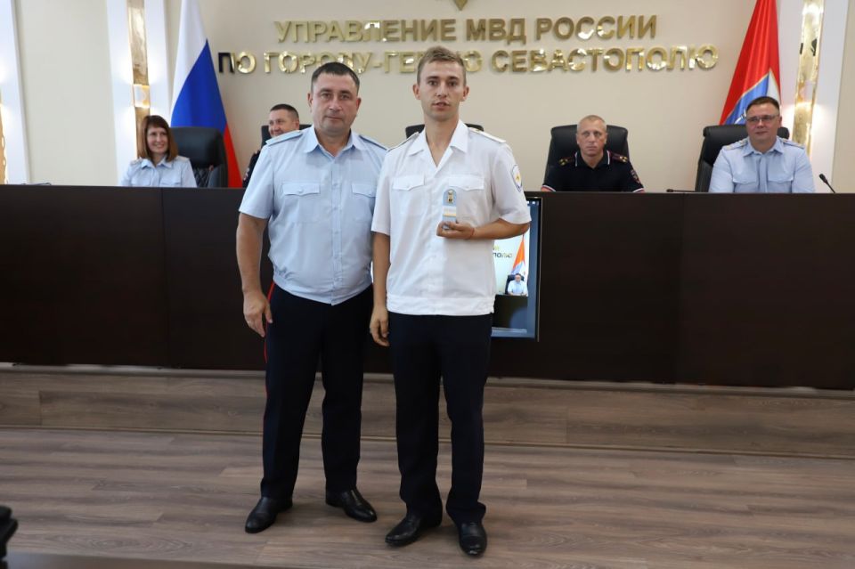 Начальник УМВД России по г.Севастополю генерал-майор полиции Сергей Сигунов вручил новые погоны сотрудникам ОВД, получившим первые и очередные специальные звания Начальник УМВД России по г.Севастополю генерал-майор полиции Сергей Сигунов вручил новые погоны сотрудникам ОВД, получившим первые и очередные специальные звания
