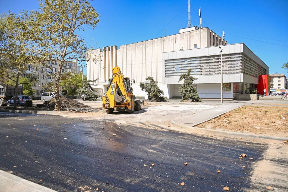 По поручению Михаила Развожаева ведутся работы по ремонту внутриквартальных дорог и пешеходной сети возле торгового центра «Московский»