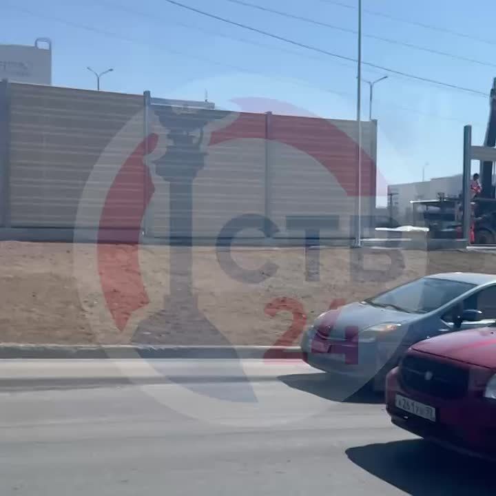 У дороги-дублёра на улице Вакуленчука начали устанавливать шумозащитный экран высотой четыре метра