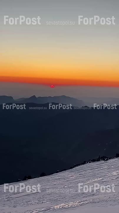 «Мы шли ночью и любовались августовским звездопадом, загадывая желания. Буквально поднимались по склону вместе с Луной, — это незабываемо. На высоте около пяти тысяч метров начался рассвет в окружении горных пиков ради...