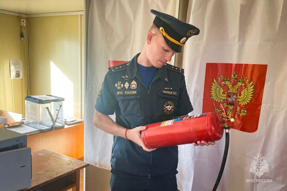В канун единого дня голосования сотрудники МЧС проверили пожарную безопасность на избирательных участках в Севастополе