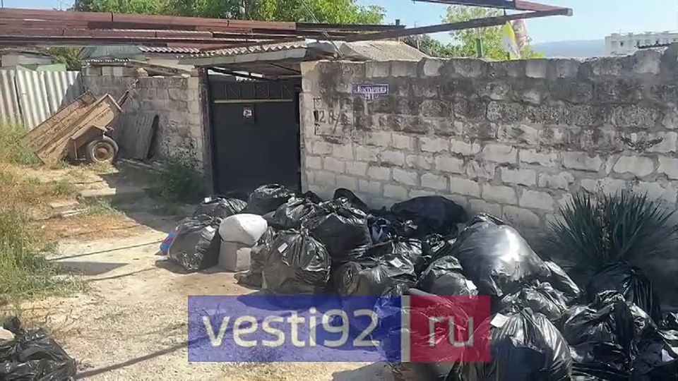 Севастопольские волонтёры помогают вывезти вещи из дома погорельцев