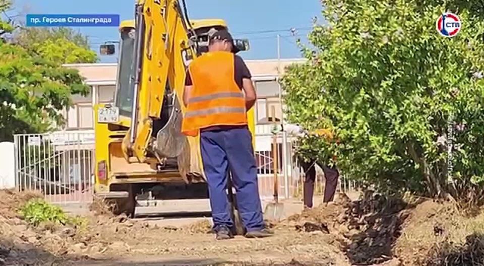 На проспекте Героев Сталинграда обустроили пешеходную зону около школы N15