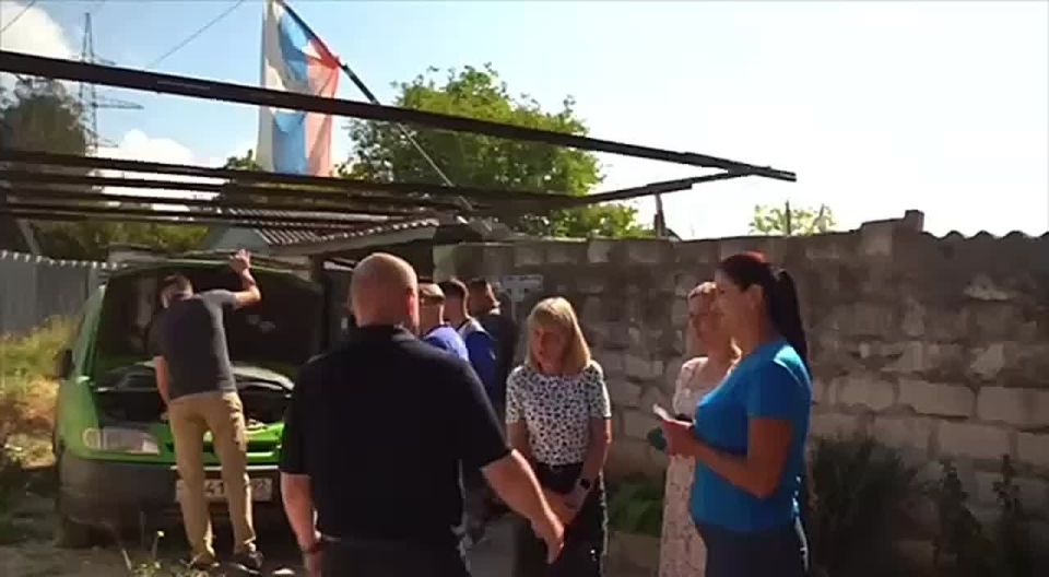 Губернатор Севастополя встретился с многодетной семьей погорельцев в Сахарной Головке