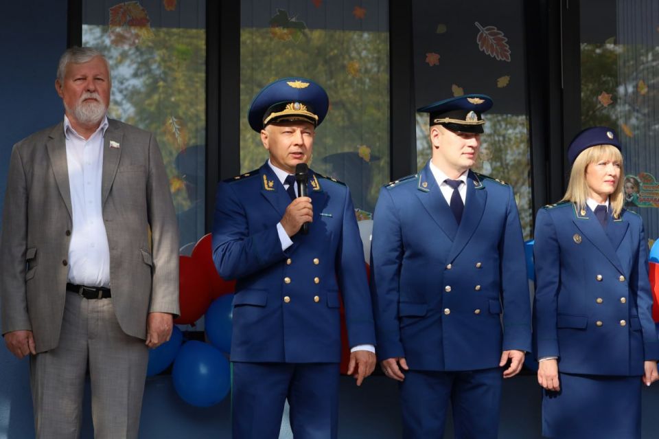 Прокурор города Севастополя Андрей Шевцов принял участие в торжественной линейке, приуроченной ко Дню знаний, в государственном бюджетном образовательном учреждении города Севастополя «Средняя общеобразовательная школа № 4...