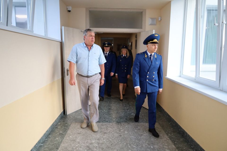 Прокурор города Севастополя Андрей Шевцов принял участие в торжественной линейке, приуроченной ко Дню знаний, в государственном бюджетном образовательном учреждении города Севастополя «Средняя общеобразовательная школа № 4... Прокурор города Севастополя Андрей Шевцов принял участие в торжественной линейке, приуроченной ко Дню знаний, в государственном бюджетном образовательном учреждении города Севастополя «Средняя общеобразовательная школа № 4...