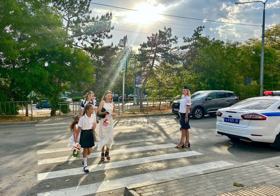 В День знаний сотрудники севастопольской Госавтоинспекции обеспечили безопасность детей вблизи школ города В День знаний сотрудники севастопольской Госавтоинспекции обеспечили безопасность детей вблизи школ города