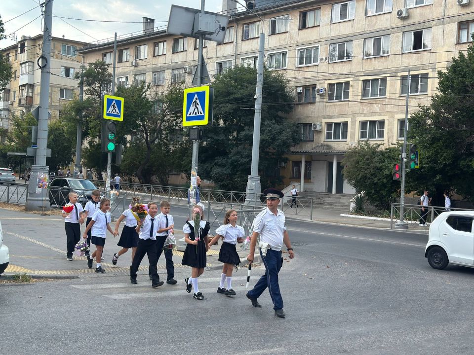 В День знаний сотрудники севастопольской Госавтоинспекции обеспечили безопасность детей вблизи школ города