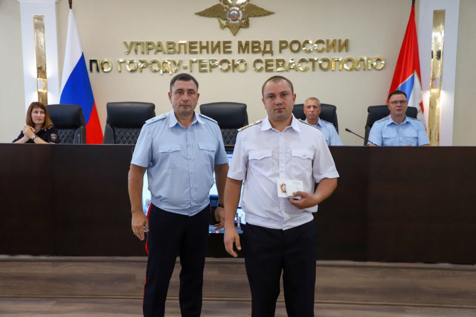 Начальник УМВД России по г. Севастополю генерал-майор полиции Сергей Сигунов поздравил сотрудников патрульно-постовой службы полиции с профессиональным праздником и вручил ведомственные награды Начальник УМВД России по г. Севастополю генерал-майор полиции Сергей Сигунов поздравил сотрудников патрульно-постовой службы полиции с профессиональным праздником и вручил ведомственные награды