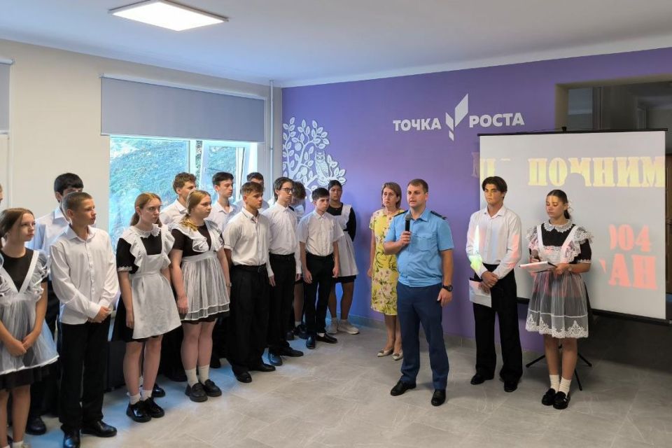 Заместитель прокурора Балаклавского района г. Севастополя Николай Чистяков провел для школьников лекции на тему противодействия терроризму и дистанционному мошенничеству