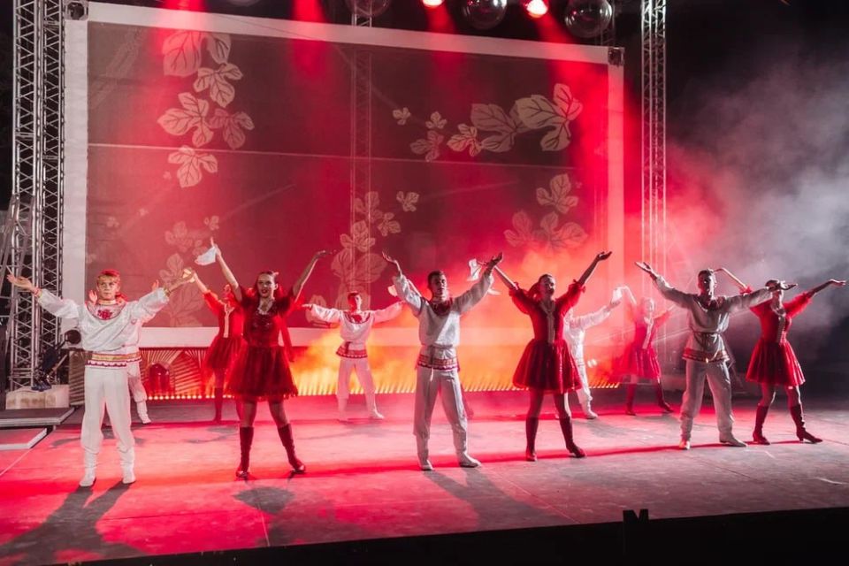 170 творцов из России и Абхазии представили культурные проекты на форуме "Истоки" в Севастополе 170 творцов из России и Абхазии представили культурные проекты на форуме "Истоки" в Севастополе