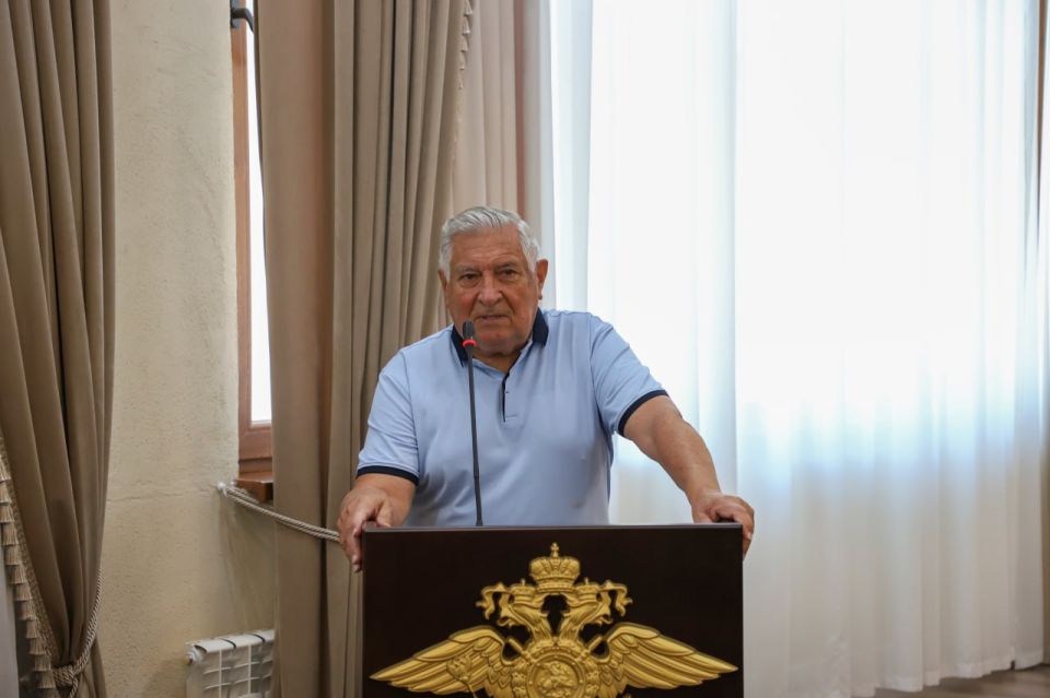 Начальник УМВД России по г. Севастополю генерал-майор полиции Сергей Сигунов поздравил сотрудников патрульно-постовой службы полиции с профессиональным праздником и вручил ведомственные награды Начальник УМВД России по г. Севастополю генерал-майор полиции Сергей Сигунов поздравил сотрудников патрульно-постовой службы полиции с профессиональным праздником и вручил ведомственные награды