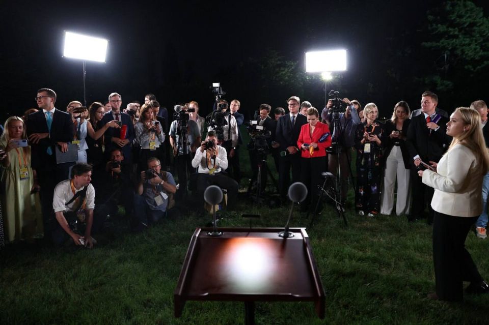 Завершая официальный визит в Китай, Владимир Путин проводит пресс-конференцию