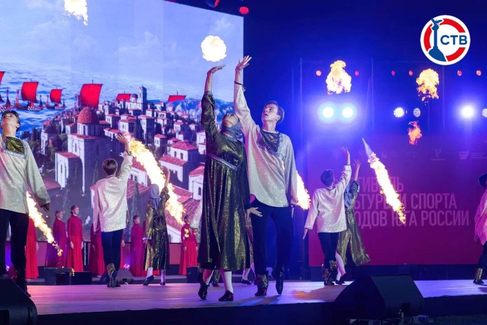 Фото дня: в Севастополе состоялась церемония открытия XVI Фестиваля культуры и спорта народов Юга России Фото дня: в Севастополе состоялась церемония открытия XVI Фестиваля культуры и спорта народов Юга России