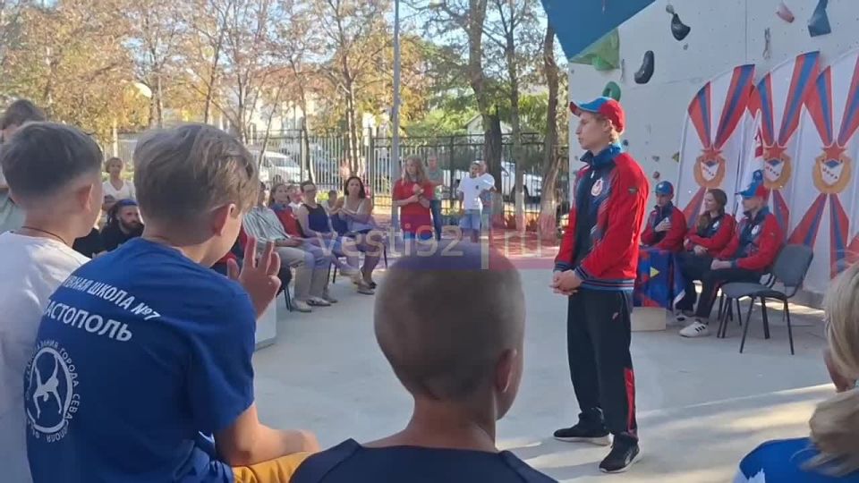 Скалолазы центрального клуба армии, среди которых чемпионы мира, провели мастер-класс для воспитанников спортивной школы №7