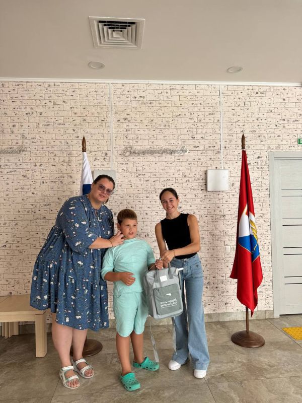 Денис Кондратьев: В августе принял участие в акции «Собери ребенка в школу», передав через помощников школьные наборы детям из семей военнослужащих и многодетных семей Денис Кондратьев: В августе принял участие в акции «Собери ребенка в школу», передав через помощников школьные наборы детям из семей военнослужащих и многодетных семей